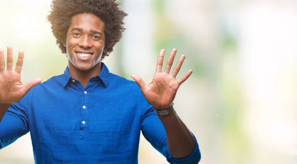 非裔美国男子在孤立的背景显示和指向手指数十 而微笑着自信和快乐 — 图库照片