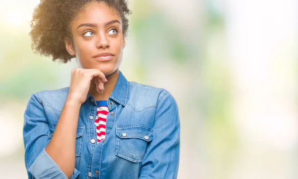 Jonge Afro Amerikaanse Vrouw Geïsoleerde Achtergrond Met Hand Kin Denken — Stockfoto