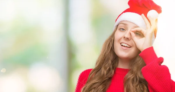 Unga Blonda Kvinnan Bär Jultomten Hatt Med Glada Ansikte Leende — Stockfoto