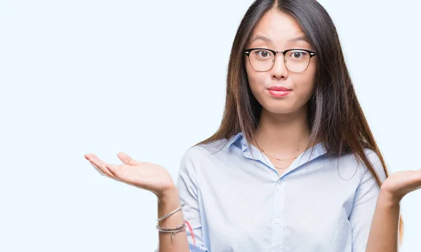 Unga Asiatiska Affärskvinna Glasögon Över Isolerade Bakgrund Aningslös Och Förvirrade — Stockfoto