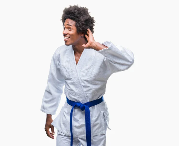 Afro Amerikansk Man Bär Karate Kimono Över Isolerade Bakgrund Ler — Stockfoto