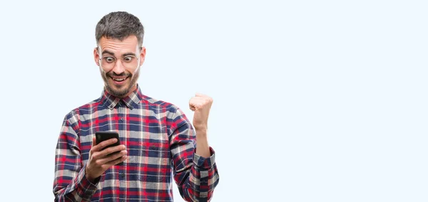 Joven Hipster Adulto Hombre Sosteniendo Teléfono Inteligente Gritando Orgulloso Celebrando —  Fotos de Stock