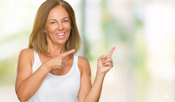 Mooie Middenleeftijd Casual Volwassen Vrouw Geïsoleerde Achtergrond Glimlachen Kijken Naar — Stockfoto