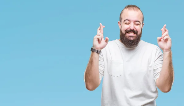 Joven Hipster Caucásico Con Camiseta Casual Sobre Fondo Aislado Sonriendo —  Fotos de Stock