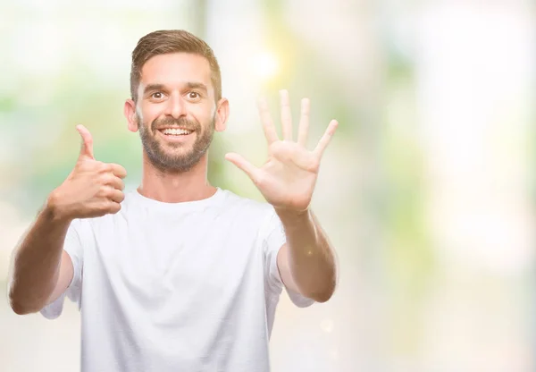 Joven Hombre Guapo Sobre Fondo Aislado Mostrando Señalando Hacia Arriba — Foto de Stock