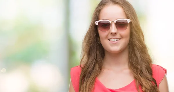 Mujer Rubia Joven Con Gafas Sol Color Rosa Con Una — Foto de Stock