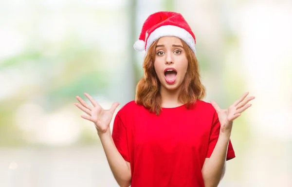 孤立した背景狂気を祝うクリスマスの帽子をかぶって びっくりの腕の成功のため興奮して叫んで調達と開いた目に若くてきれいな女性 勝者の概念 — ストック写真