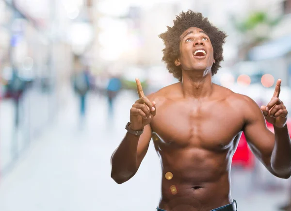 Afro American Man Shirtless Pokazuje Nagie Ciało Białym Tle Zdumiony — Zdjęcie stockowe