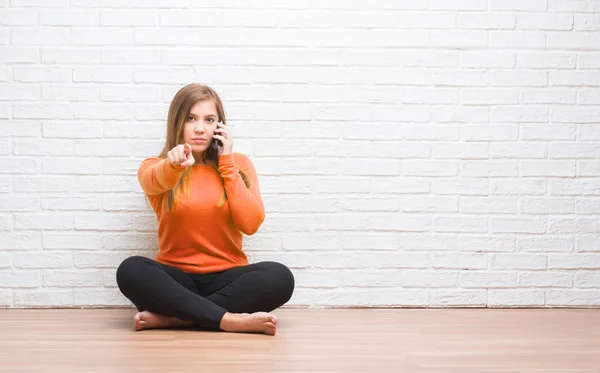 Junge Erwachsene Frau Die Auf Dem Boden Über Einer Weißen — Stockfoto