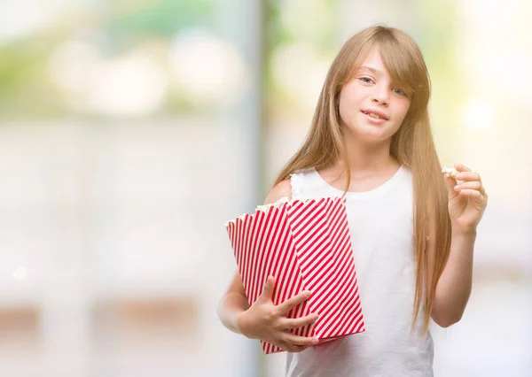 Junges Blondes Kleinkind Hält Popcorn Packung Mit Glücklichem Gesicht Stehen — Stockfoto