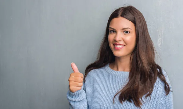 Jeune Femme Brune Sur Mur Gris Grunge Heureux Avec Grand — Photo