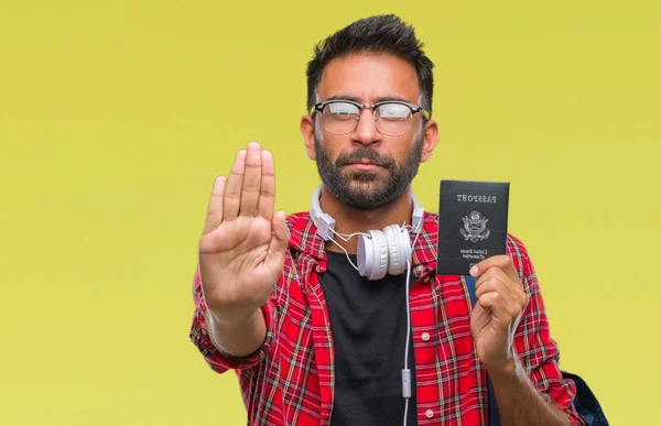 Erwachsene Hispanische Student Mann Mit Amerikanischem Pass Über Isoliertem Hintergrund — Stockfoto