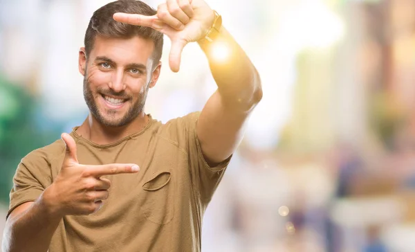 Joven Hombre Guapo Sobre Fondo Aislado Sonriendo Haciendo Marco Con — Foto de Stock