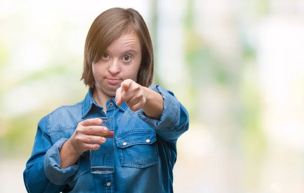 Junge Erwachsene Frau Mit Syndrom Trinkt Wasser Über Isoliertem Hintergrund — Stockfoto