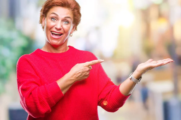 Atractiva Mujer Pelirroja Caucásica Senior Vistiendo Suéter Invierno Sobre Fondo —  Fotos de Stock