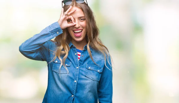 Vacker Ung Blond Kvinna Bär Solglasögon Över Isolerade Bakgrund Gör — Stockfoto