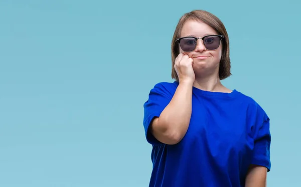 Mulher Adulta Jovem Com Síndrome Usando Óculos Sol Sobre Fundo — Fotografia de Stock