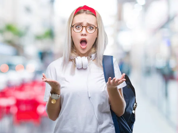 Mladá Blondýnka Studentka Žena Nosí Brýle Batoh Izolované Pozadí Strach — Stock fotografie
