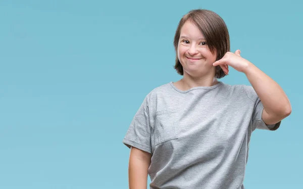 笑ってやって孤立の背景にダウン症候群の若い大人の女性の手と電話で話しているように指でジェスチャーを電話 通信の概念 — ストック写真