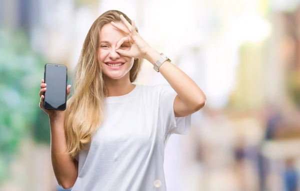 Junge Schöne Blonde Frau Zeigt Bildschirm Des Smartphones Über Isoliertem — Stockfoto
