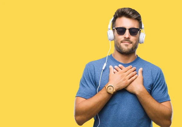 Homem Bonito Jovem Usando Fones Ouvido Ouvindo Música Sobre Fundo — Fotografia de Stock