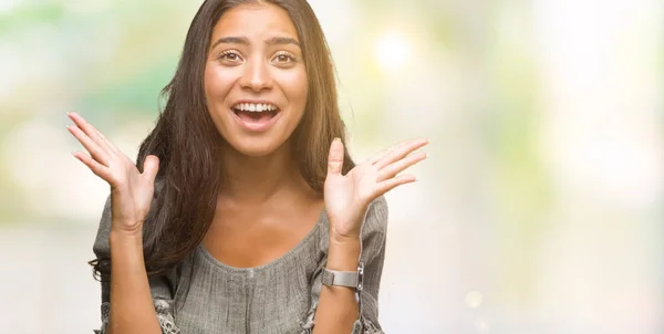 Joven Mujer Árabe Hermosa Sobre Fondo Aislado Celebrando Loco Sorprendido —  Fotos de Stock