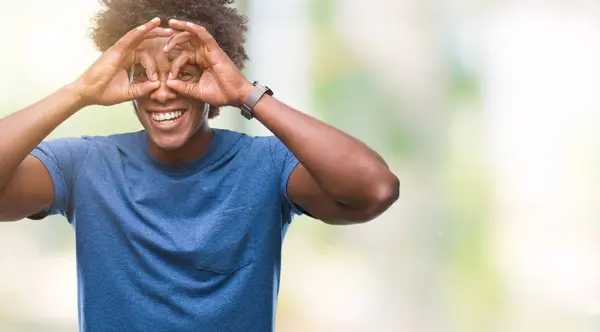 Afro Amerikansk Man Över Isolerade Bakgrund Gör Gest Som Kikare — Stockfoto