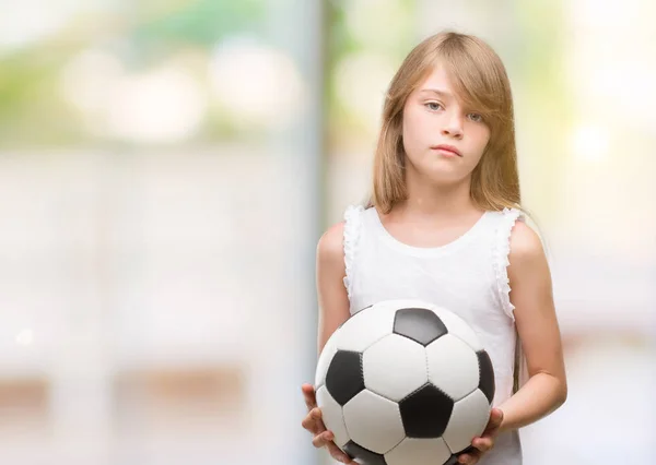 Jovem Loira Criança Segurando Bola Futebol Com Uma Expressão Confiante — Fotografia de Stock