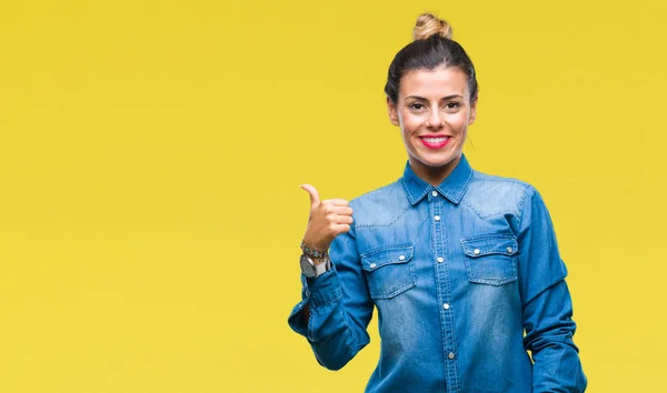 Jovem Bela Mulher Sobre Fundo Isolado Sorrindo Com Rosto Feliz — Fotografia de Stock