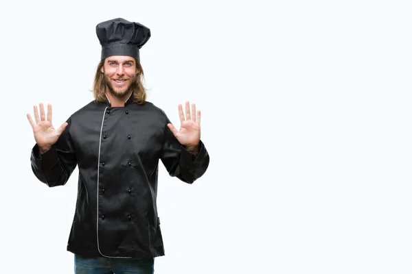 年轻英俊的厨师 长发在孤立的背景显示和手指指向数字十 而微笑着自信和快乐 — 图库照片