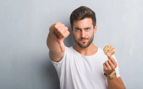 Beau Jeune Homme Sur Mur Gris Grunge Manger Chocolat Puce — Photo