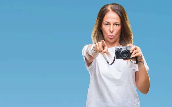 Hispanische Frau Mittleren Alters Fotografiert Mit Vintage Fotokamera Vor Isoliertem — Stockfoto