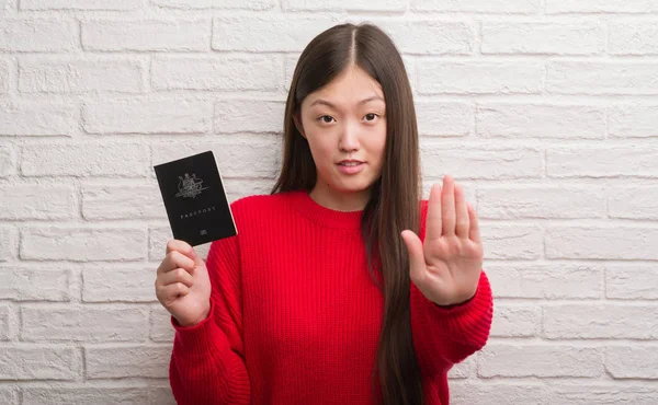 Jovem Chinesa Sobre Parede Tijolo Segurando Passaporte Austrália Com Mão — Fotografia de Stock