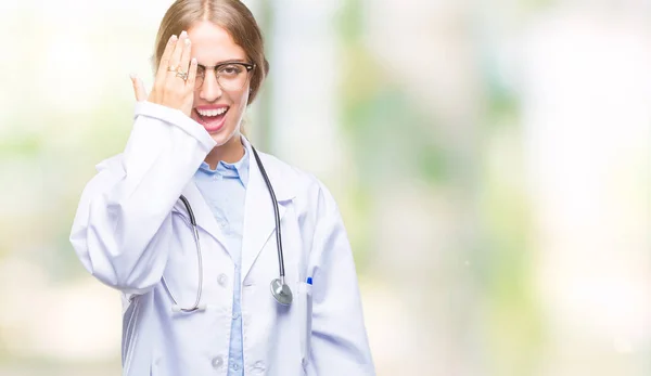 Bella Giovane Donna Medico Bionda Indossa Uniforme Medica Sfondo Isolato — Foto Stock