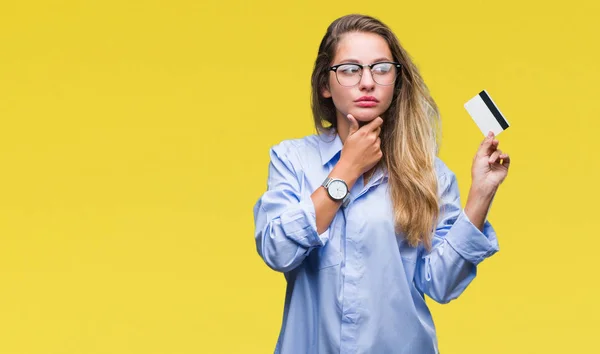 Mladá Krásná Blondýna Žena Držící Kreditní Karty Nad Izolované Pozadí — Stock fotografie