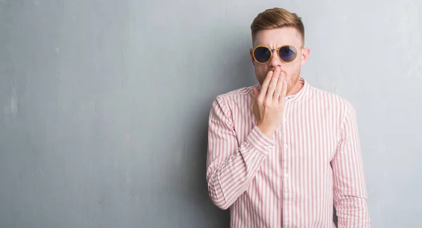 Young Redhead Man Grey Grunge Wall Wearing Retro Sunglasses Cover — Stock Photo, Image