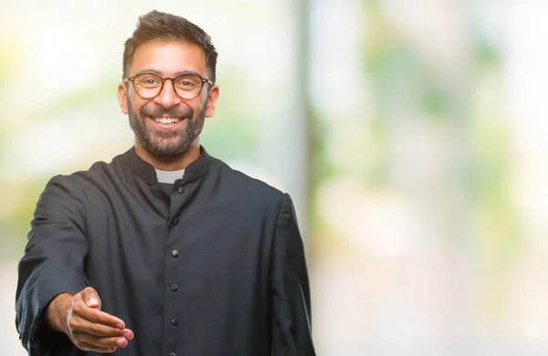Hombre Sacerdote Católico Hispano Adulto Sobre Fondo Aislado Sonriendo Amistoso —  Fotos de Stock