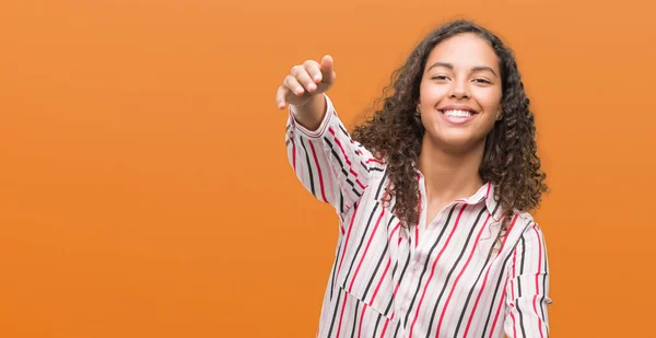 Mulher Hispânica Jovem Bonita Olhando Para Câmera Sorrindo Braços Abertos — Fotografia de Stock