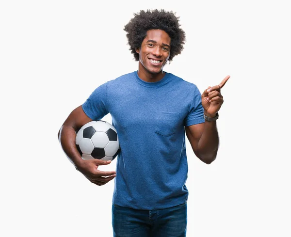 Hombre Afroamericano Sosteniendo Pelota Fútbol Sobre Fondo Aislado Muy Feliz — Foto de Stock