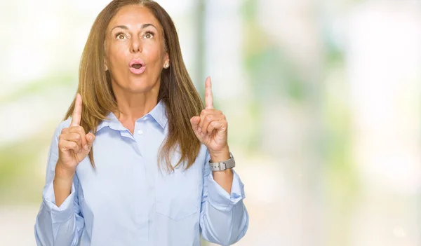Beautiful Middle Age Business Adult Woman Isolated Background Amazed Surprised — Stock Photo, Image