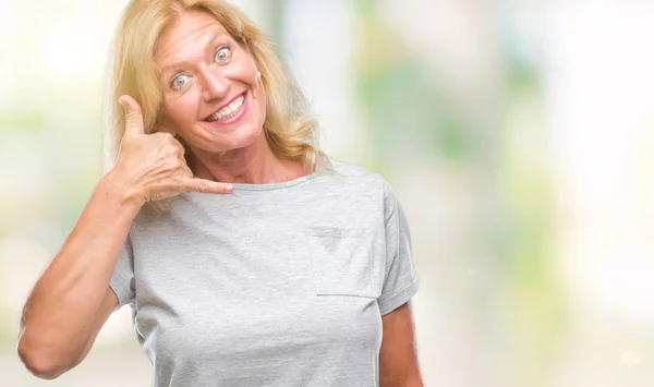 Medelålders Blond Kvinna Över Isolerade Bakgrund Leende Gör Telefon Gest — Stockfoto