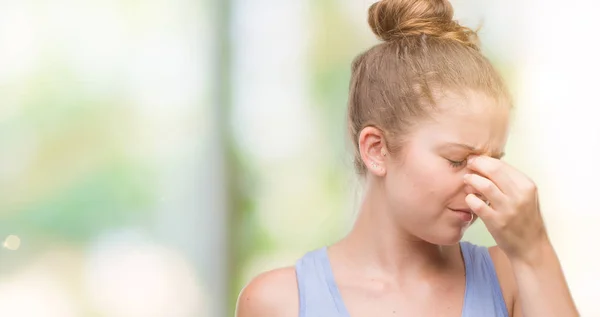 Mujer Rubia Joven Cansada Frotando Nariz Ojos Sintiendo Fatiga Dolor — Foto de Stock