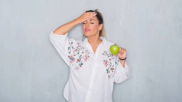 Jeune Femme Adulte Sur Mur Gris Grunge Manger Pomme Verte — Photo