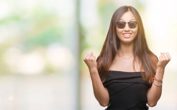 Jovem Mulher Asiática Vestindo Óculos Sol Sobre Fundo Isolado Celebrando — Fotografia de Stock
