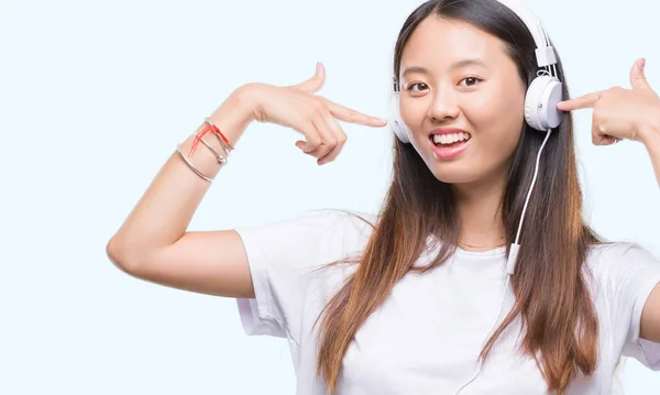 Joven Mujer Asiática Escuchando Música Usando Auriculares —  Fotos de Stock