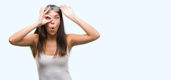 Giovane Bella Ispanico Indossare Occhiali Sole Facendo Gesto Scioccato Con — Foto Stock