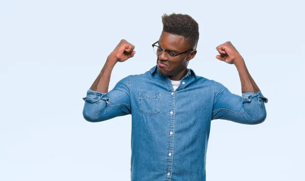 Jovem Afro Americano Sobre Fundo Isolado Mostrando Músculos Braços Sorrindo — Fotografia de Stock