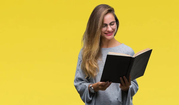 Mladá Krásná Blondýnka Čtení Knihy Izolované Pozadí Šťastný Obličej Stál — Stock fotografie