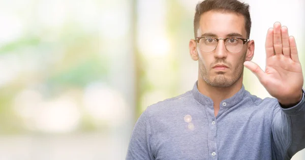 Guapo Joven Elegante Hombre Con Gafas Haciendo Dejar Cantar Con —  Fotos de Stock