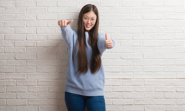 Joven Mujer Chinise Sobre Pared Ladrillo Blanco Aprobando Hacer Gesto — Foto de Stock